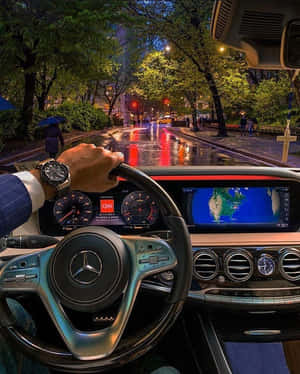 手放在豪華車的方向盤上，在雨夜的城市中行駛。
