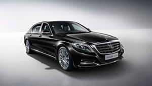 豪華黑色 Maybach S-Class 轎車在工作室環境中