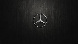 黑色皮革背景上的 Mercedes-Benz 標誌