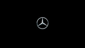 黑色背景上的 Mercedes-Benz 標誌