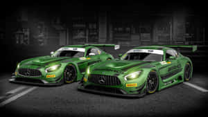 兩輛綠色 Mercedes-AMG GT3 賽車在夜間停在黑暗的街道上。