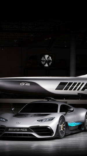 銀色 Mercedes-AMG Project One 超跑在黑暗的機庫中展示於相配的船隻下方。
