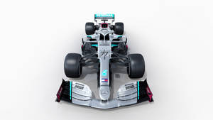 白色背景上從上方俯瞰的銀色和藍綠色 Formula 1 賽車。