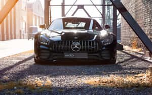 日落時分，黑色 Mercedes-AMG GT Black Series 停泊在鋼橋下。