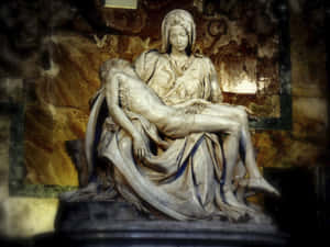 瑪利亞在大理石 Pietà 雕塑中抱著耶穌的軀體。