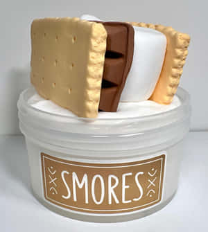 一個 s'mores 甜品複製品，包含全麥餅乾、朱古力和棉花糖，放在一個有標籤的罐子裡。 — Galaxy Z Flip 8 壁紙
