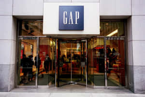Gap店舖正面，設有玻璃旋轉門，行人進出。