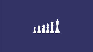 國際象棋棋子的剪影，按尺寸遞增排列在藍色背景上。