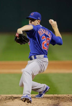 夜間比賽中，投手在投手丘上投球。 — 芝加哥小熊 壁紙