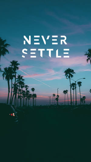 黃昏時棕櫚樹的剪影，帶有「never settle」文字疊加。 — OnePlus 壁紙