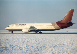 冬季雪地跑道上的冰島航空飛機