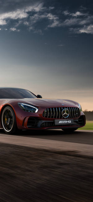 紅色 Mercedes-AMG GT 在暮色中奔馳