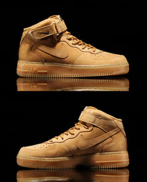 米色麂皮Nike Air Force 1高筒運動鞋，帶反光表面。