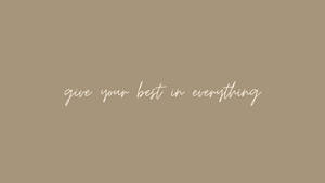 米色背景上白色草書的勵志名言「give your best in everything」