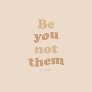 勵志名言「Be you not them」，以柔和米色字體呈現。