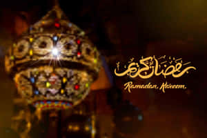 發光的燈籠，帶有金色字體的 Ramadan Kareem 書法。