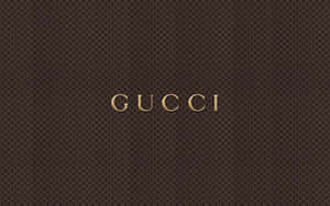 金色Gucci標誌在棕色字母圖案背景上。