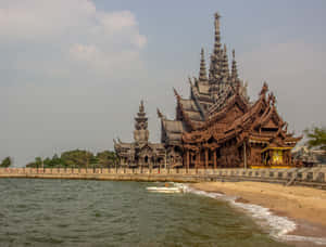 海邊的木造寺廟細節，一艘船駛過。 — 風景動圖 壁紙
