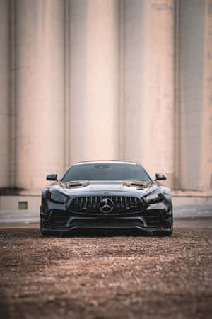 黑色Mercedes-AMG GT R停在混凝土柱前的碎石上。 — Huawei MatePad 11.5 S (2025) 壁紙