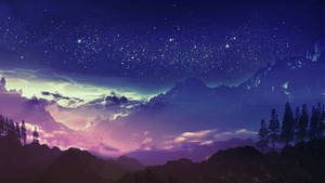 在星空夜空下，松樹伴隨紫綠色發光的山脈。