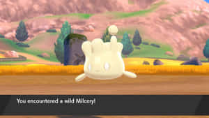 一隻奶油色的Milcery寶可夢在草地、山丘和樹木中漂浮。