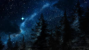 松樹在繁星點點的夜空和發光藍色星雲的襯托下形成剪影。