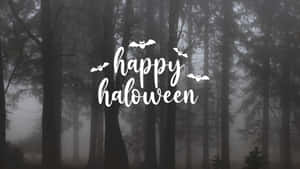 Happy Halloween 文字與蝙蝠在迷霧森林中飛翔。 — 萬聖節美學 壁紙