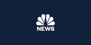 深藍色背景上的白色NBC News標誌