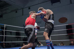 兩名男性拳擊手在擂台上於比賽中互相出拳。 — 拳擊 壁紙