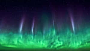 綠色和紫色極光在繁星點點的夜空中閃爍。