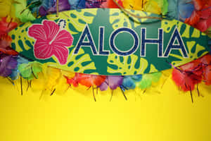 一個色彩繽紛的衝浪板標誌，帶有「ALOHA」和木槿花，周圍環繞著熱帶花卉。