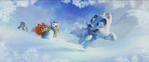 一隻藍色小狗在雪中跳躍，而狐狸和雪人從雪丘上觀看。 — 2560x1080 壁紙