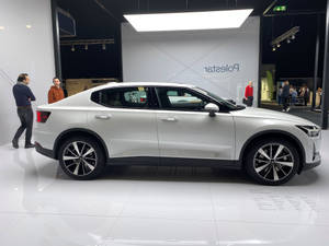 銀色Polestar電動車在車展上展出，附近有參觀者。 — 汽車 壁紙