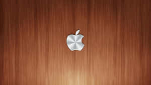 銀色Apple標誌在木紋背景上