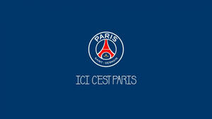 巴黎聖日耳曼足球會標誌在藍色背景上，附有標語 ICI CEST PARIS。