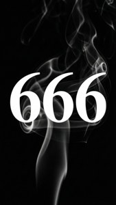 黑色背景上被煙霧包圍的白色文字數字666。