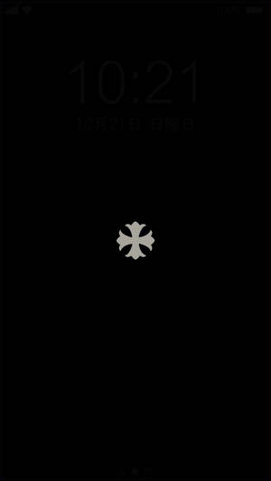 手機鎖定螢幕顯示時間日期和一個白色花朵標誌