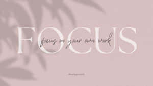 粉紅色背景，帶有葉子陰影，以及白色字母「focus」。