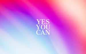 在色彩繽紛的漸變背景上，寫著「yes you can」的勵志文字。