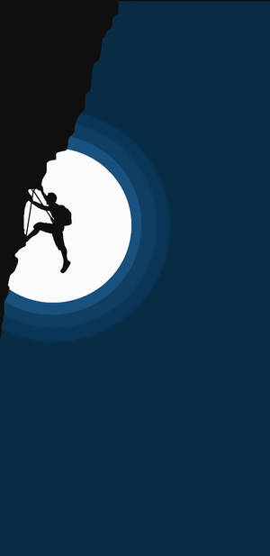 登山者在夜間攀爬懸崖，背後有發光的月亮。
