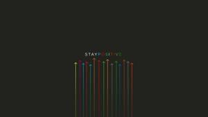 深色背景上帶有「STAY POSITIVE」文字的多彩向上箭頭