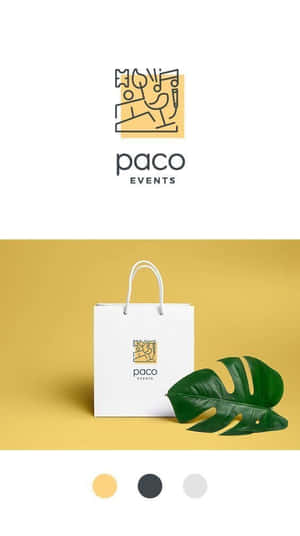 白色紙袋上有Paco Events標誌，旁邊是龜背竹葉，黃色背景。 — 極簡美學 壁紙