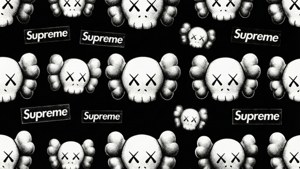 KAWS 骷髏頭與 Supreme 標誌的黑白重複圖案。