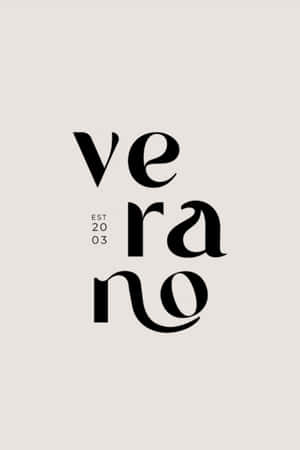 極簡黑色字體設計，在米色背景上拼寫「verano」和「EST 2003」。 — iPhone Duo 壁紙