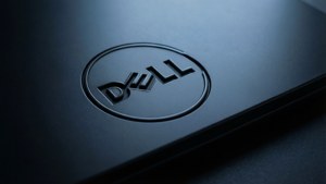 柔和燈光下黑色筆記本電腦蓋上Dell標誌特寫