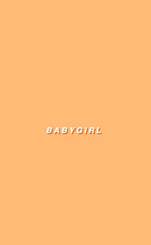 粗體白色文字 BABYGIRL 居中顯示在純色蜜桃色背景上。