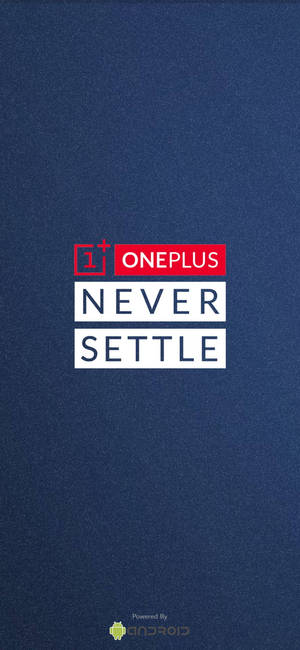 深藍色紋理背景上的OnePlus品牌標誌和「Never Settle」標語。 — iPhone 17e 壁紙