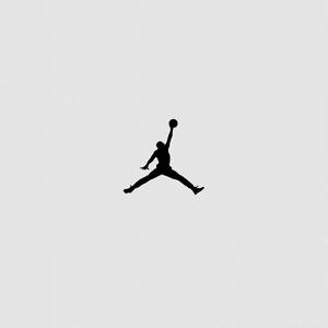 黑色剪影，一名籃球運動員跳起在淺灰色背景上灌籃。 — Jordan 標誌 GIF 壁紙