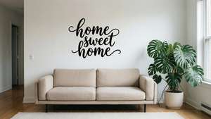 米色梳化在 'home sweet home' 牆藝旁邊，旁邊有龜背竹在窗邊