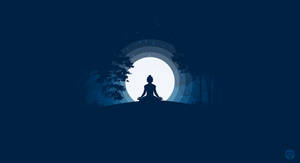 一個人在夜間的森林中，在滿月下冥想。